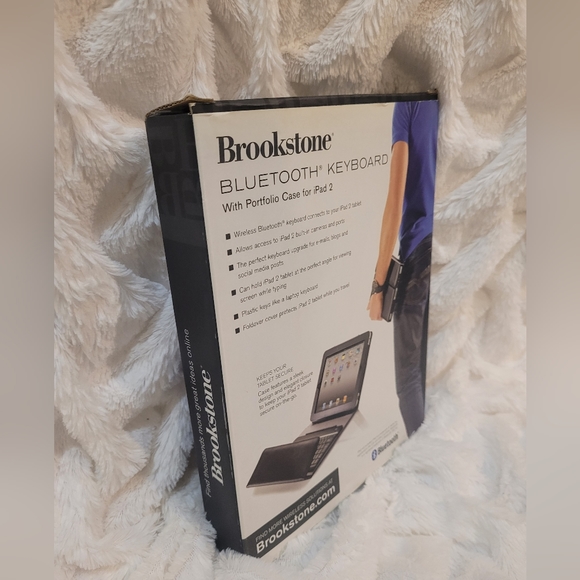 BROOKSTONE Bluetooth Key board with Protfolio case for iPAD 2 - Picture 2 of 6